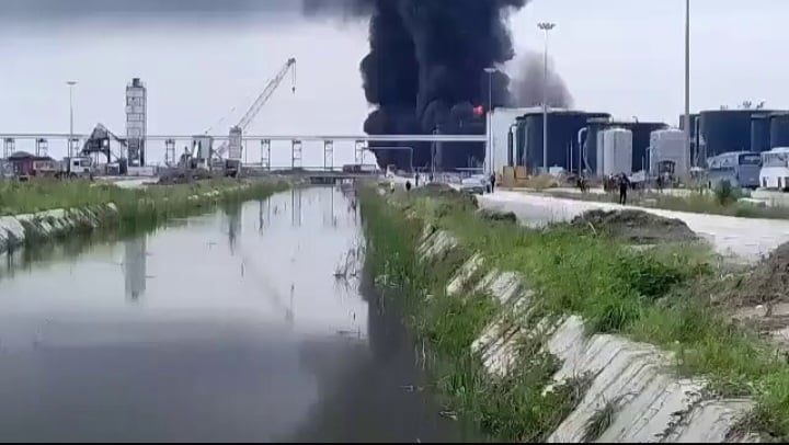 Fire Outbreak at Dangote Refinery in Lagos (Video)