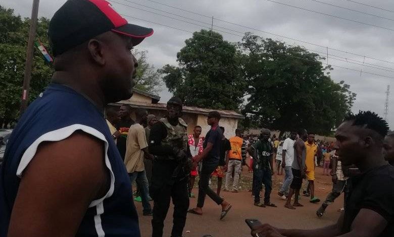 Angry Protesters in Benue Dump Bodies on Road After Bandit Attack