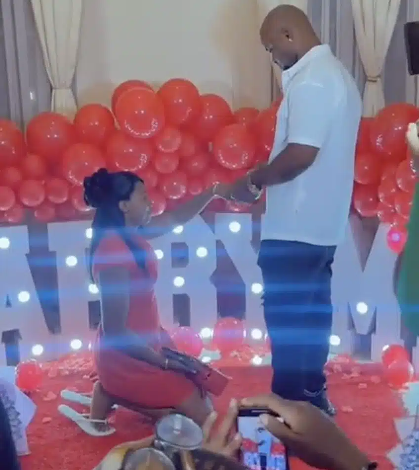 Mixed feelings as lady kneels before partner while he proposed 