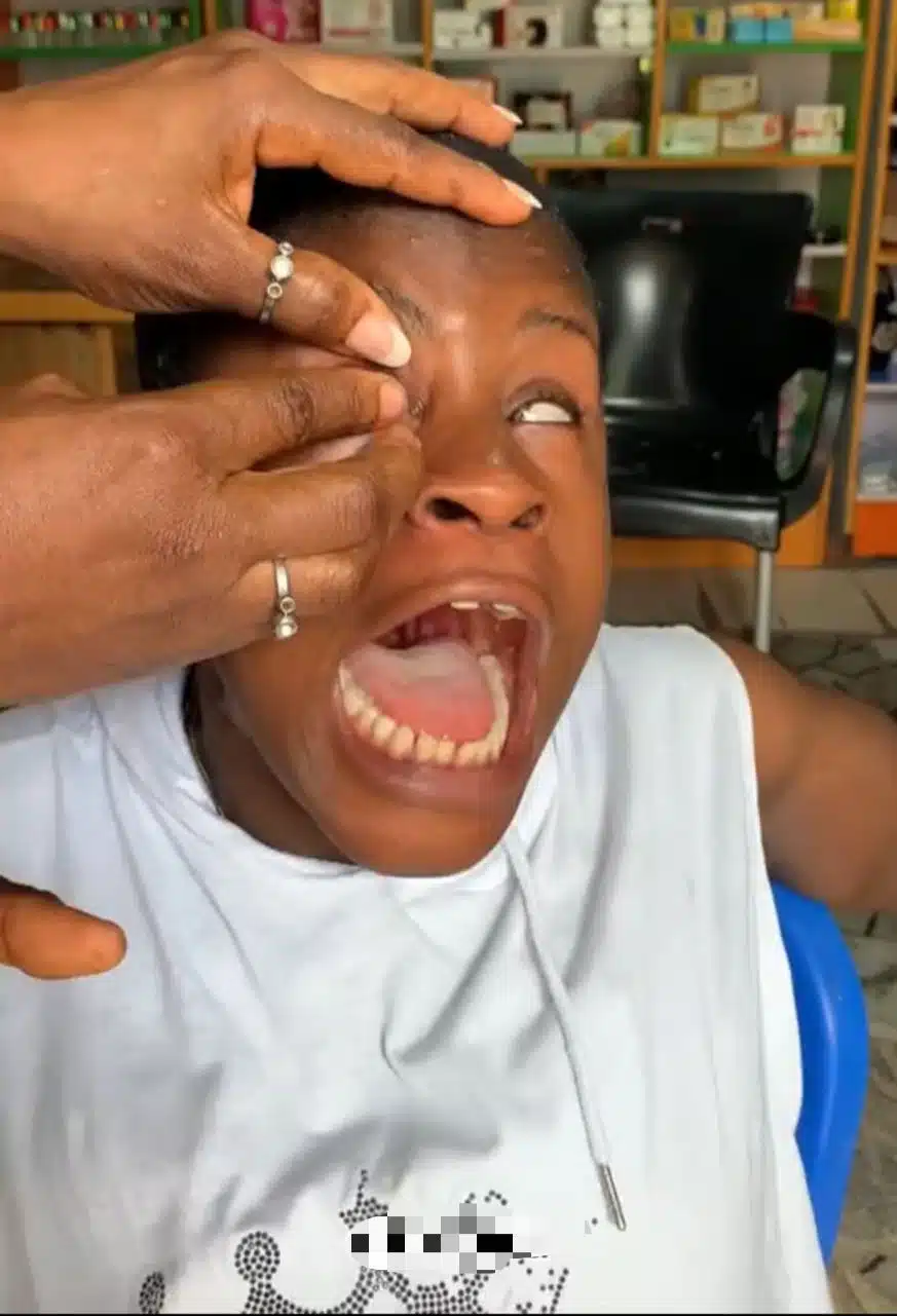 "Comot am, I don blind o" - Lady weeps after using contact lenses for first time